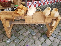 Old Crafts Wooden Shoe maker © www.oudhollandsentertainment.nl