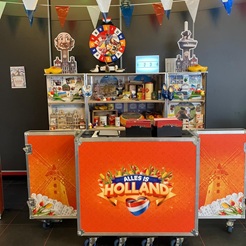 Alles is Holland presentator desk © www.oudhollandsentertainment.nl
