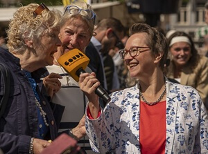 Presentatrice Dorotheé opening Gouda Kaasmarkt © www.oudhollandsentertainment.nl
