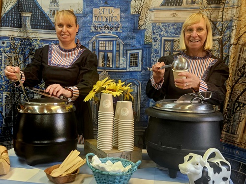 Warme chocolademelk en Erwtensoep uitdelen © www.oudhollandsentertainment.nl