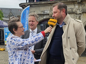 Presentatrice Dorotheé Gouda Kaasmarkt met Burgemeester Solingen © www.oudhollandsentertainment.nl