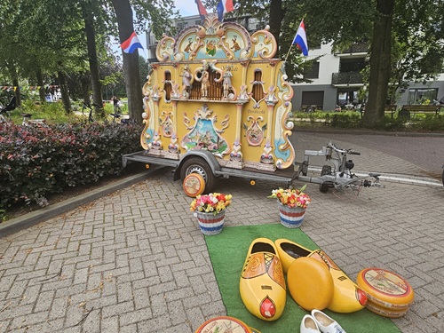 Bij zorghuis Soest Draaiorgel bij zorghuis Soest © www.oudhollandsentertainment.nl
