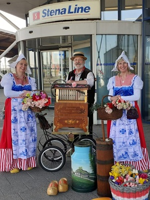 Hollandse Kaasmeisjes kaas uitdelen © www.oudhollandsentertainment.nl