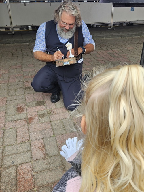 Caricaturist on his knees © www.oudhollandsentertainment.nl