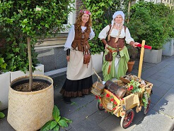 Koopvrouwen Clementina en Clara tijdens Chocolade Festival Zutphen