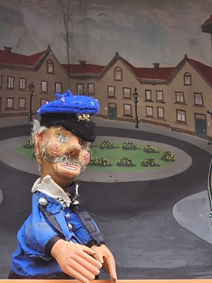 Ouderweste Poppenkast met Politie pop © www.oudhollandsentertainment.nl