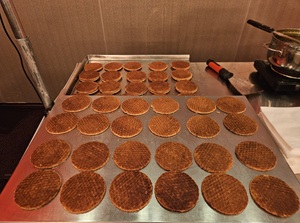 Stroopwafels uitdelen © www.oudhollandsentertainment.nl