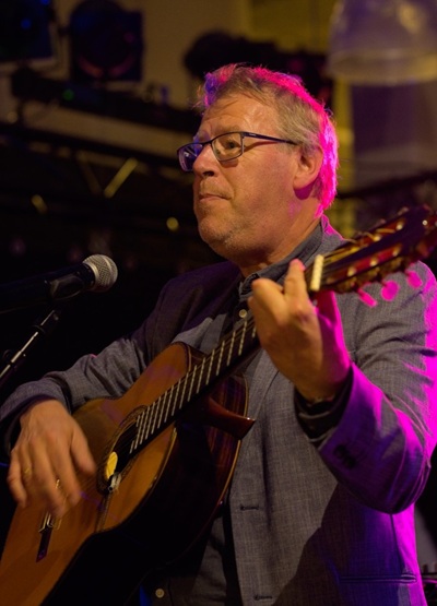 © Troubadour Leon zingt en speelt met ferve