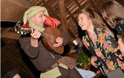 Middeleeuwse Busker Lucas Middeleeuwse troubadour © www.middeleeuws-entertainment.nl