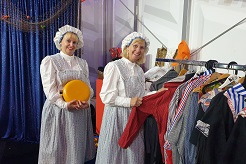 In Volendamse kostuums op de foto © www.oudhollandsentertainment.nl