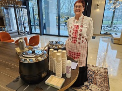 Warme chocomel uitdelen Hollandse catering © www.oudhollandsentertainment.nl